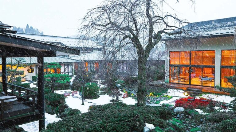 A Hot Spring Ryokan Built Around a Japanese Courtyard | Kanazawa Takitei